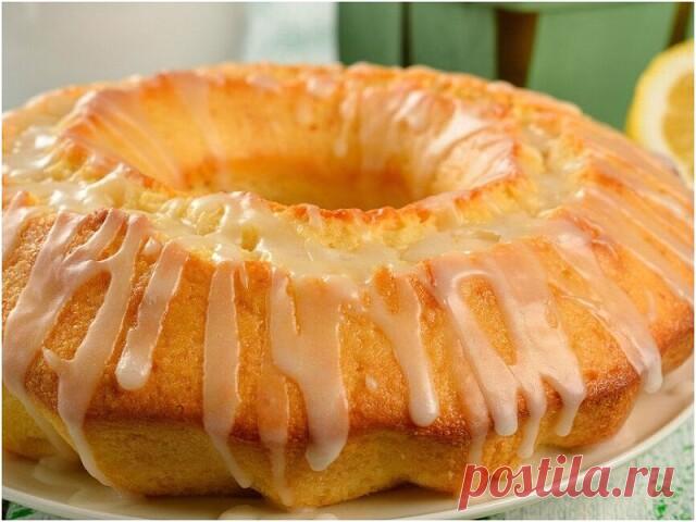 ТВОРОЖНЫЙ КЕКС С ГЛАЗУРЬЮ

Ингредиенты:
Мука пшеничная - 1 стакан
Творог - 200 г
Сахар - 1 стакан
Сметана - 2 ст. л.
Яйцо куриное - 2 шт
Масло сливочное - 2 ст. л.
Уксус или лимон
Сода - 1/2 ч. л.
Соль - по вкусу

Приготовление:
1.Творог перетереть через сито, лучше 2 раза. Отдельно взбить яйца в пышную белую массу с щепоткой соли.
2.Для более пышной выпечки отдельно взбить желтки и белки, а затем ввести в основной тесто.
3.Добавить в творог взбитые яйца и 2 ст. л. сметаны...