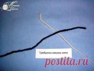 Узелок промышленный для соединения нитей

Показали мне как-то способ соединения ниток и я хочу поделиться с вами. Узелок промышленный и показала мне его работница трикотажной фабрики.
Когда нитки шерстяные или хлопковые можно и спрятать кончики в полотне. Они не выскользнут. А при вязании вискозой, шелком, нейлоном и др упругими и скользкими нитками , места их заправки очень заметны и кончики выскальзывают, да еще и узелки от движения полотна норовят развязаться. Так что п...