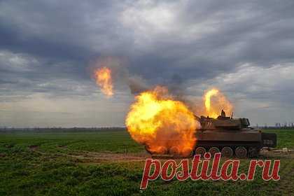 Российские военные уничтожили две гаубицы на херсонском направлении. Российские военные уничтожили до десяти бойцов Вооруженных сил Украины (ВСУ) и две самоходных артиллерийских установки «Гвоздика» на херсонском направлении. Кроме этого были сбиты семь беспилотников в районе населенных пунктов Алешки, Песчановка и Голая Пристань. Об этом рассказал представитель группировки «Днепр».