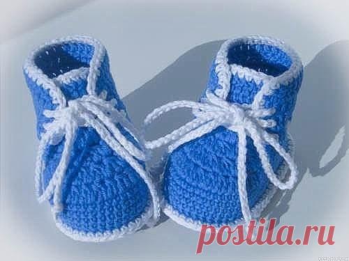 Пинетки ботиночки

Для работы понадобятся: 

- крючок №2,5, 
- пряжа полушерсть, либо хлопок двух цветов, 
- атласные ленточки для шнурков. 

Размер: 0-3 мес. 

Вяжем подошву по схеме. 

Подошву обвязываем ст. б/накида, вводя крючок в предпоследний ряд (изнаночными рельефными ст. б/накида), всего должно получится 60 ст. б/накида. Находим середину изделия, сложив его вдоль пополам. Отсчет петель ведем с центра пинетки. 
С 2 по 4 ряд вяжем ст. б/накида = 60 
5 ряд – 24 ст. б...