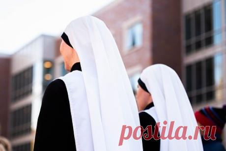 Женщина рассталась с мужем-призраком и решила стать монашкой. Рокер Брокард заявила об отношениях с духом по имени Эдуардо осенью 2021 года. Они вскоре «поженились», но брак продлился меньше года из-за измен призрака. Брокард провела сеанс развода-экзорцизма, но бывший «муж» продолжает преследовать ее. Чтобы избавиться от него, она решила стать монашкой.