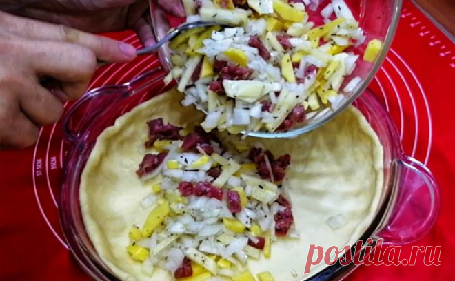 Два стакана муки, кефир и картошка: за 40 минут сытный пирог с мясом уже на столе
