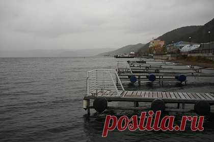 Россияне забронировали на зимний сезон почти все турбазы на Байкале. Туристы забронировали на зимний сезон 2022-2023 года практически все турбазы на Байкал. По словам собеседника агентства, на новогодние праздники ажиотажного спроса на озеро пока не зафиксировано. При этом Копылов отметил, что приехать могут не все туристы, забронировавшие места.