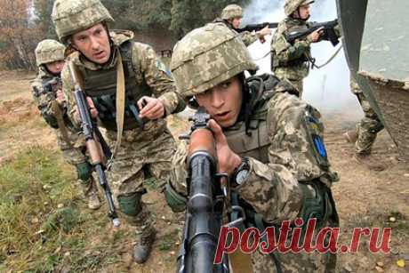 На Украине введут новое звание для иностранцев на военной службе. Министерство обороны Украины поддержало введение особого звания «рекрут» для иностранцев и лиц без гражданства, поступающих на военную службу в вооруженные силы страны. По новым правилам, эти категории призывников смогут заключать контракт с армией Украины на срок от одного до десяти лет.