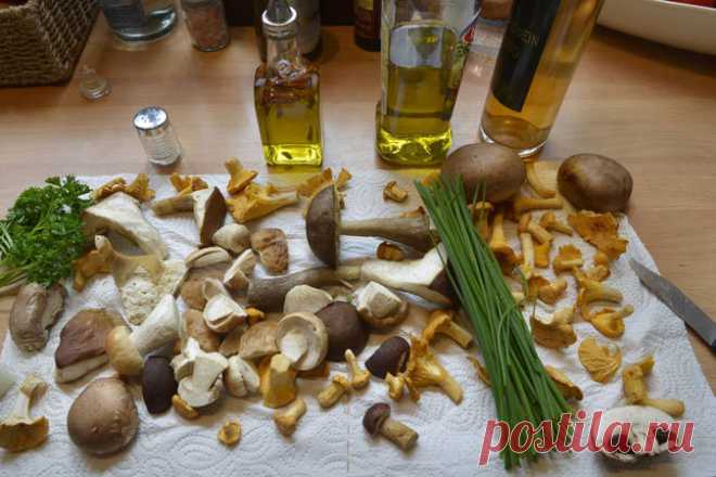 ВКУСНАЯ ИКРА ИЗ ГРИБОВ  
И на хлеб намазать можно, и в соус добавить.Ингредиенты:
Грибы – 0,5 кг.
1 луковица
2 – 3 зубчика чеснока
Лимонный сок – 1 ст. ложка

Полстакана воды
Растительное масло – для жарки.
Соль и черный пе…