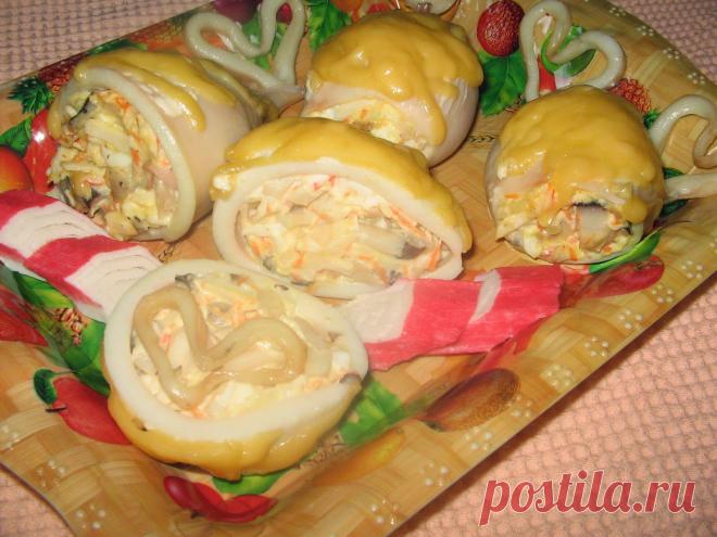 Кальмары фаршированные грибами и сыром. Необычайно вкусно и приготовить не сложно.