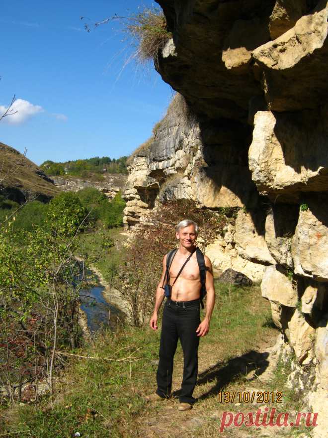 В ущелье.