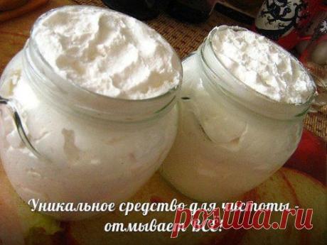 УНИВЕРСАЛЬНОЕ 

Натереть на крупной терке обычной хозяйственное мыло (можно брать детское). Пропорции такие - на 100 грамм мыла добавляем 100 грамм теплой или даже лучше горячей воды. Затем все взбиваем венчиком до крепкой пены, а потом всыпаем туда 75 грамм соды. В итоге получается паста.