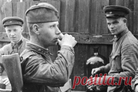 В разных странах существуют свои, особые питейные традиции и излюбленные напитки. Среди жителей России наибольшей популярностью пользуется водка. Причем, ее не принято употреблять маленькими глотками. Согласно устоявшемуся в народе обычаю, 200-граммовый стакан «сорокоградусной» непременно нужно выпивать залпом. Откуда же взялась эта традиция?