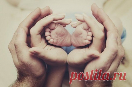 Словно чувствовал-я очень нужен!Я спешит видеть солнце, но пока только стены палаты, только толстый стекла и воздух стерильный. Мама, папа не бойтесь не надо!Я еще буду здоровый и сильный!Я вдохну запах хвои морозной и запах спелого лета, я услышу нетерпеливые волны прибоя как бьются о скалы, передовой мной вся планета, передовой мной Мир возможностей полный.А пока лишь приборы, да стены палаты, я рожден раньше срока, я торопился родиться, мама, папа не бойтесь не надо, вы еще будете мною гордит