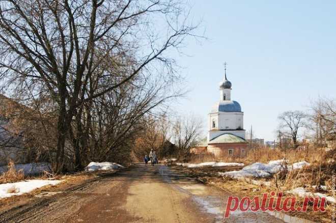 На его территории сохранились такие видные памятники русского зодчества, как Троицкий собор (1513 год) с двумя уникальными медными дверями, которые были вывезены Иваном Грозным из Твери и Великого Новгорода, шатровая Покровская церковь (первый каменный шатровый древнерусский храм, начало XVI века), Распятская церковь-колокольня (1560-е годы) и Марфины палаты (XVII век), Успенская церковь (XVI—XVII века). Комплекс окружён мощными крепостными стенами с четырьмя угловыми башнями и надвратной церков
