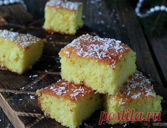 МАННИК - ЭТО НЕЧТО-ОЧЕНЬ ВКУСНОЕ-НЕЖНОЕ! ГОТОВЛЮ ЧАСТО, ТАК КАК МИНИМУМ ПРОДУКТОВ, НУ И ОЧЕНЬ ВКУСНО! 
Ингредиенты: . 
● 1 ст. кефира 
● 1 ст. манки 
● 1 ст. муки 
● 1 ст. молока 
● 1 ст. сахара 
● 1 крупное яйцо 
● 1 ч.л. соды 
● 1 пакетик ванилина . 
 
Приготовление: . 
1. Разбиваем яйцо в миску. Добавляем в миску кефир и взбиваем венчиком. Добавим 1 ч.л. соды. Гасить ее уксусом не обязательно, поскольку кефир — продукт кисломолочный. Отправляем в миску манку, сахар и ванилин, продолжаем мешат