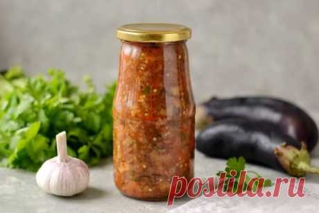 «Еврейская» икра из запеченных баклажанов
#заготовки

 Ингредиенты:

1 кг баклажан;
2 небольшие головки репчатого лука;
1 морковка;
1 томат;
100 мл подсолнечного масла;
1 ст.л. соли;
1 ч.л. черного молотого перца;
1 долька чеснока;
пучок зелени.

Приготовление

Баклажаны моем, удаляем хвостики и отправляем на противень запекаться до того момента, пока они не начнут лопаться и сочиться.
Вытаскиваем синенькие и даем их остыть.
Морковку и лук очистить и измельчить ножом или т...