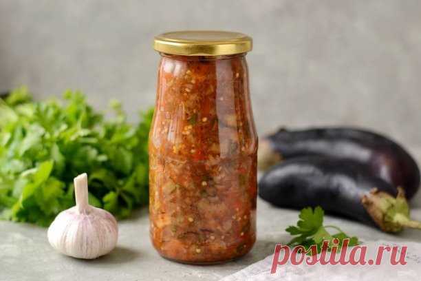 «Еврейская» икра из запеченных баклажанов
#заготовки

 Ингредиенты:

1 кг баклажан;
2 небольшие головки репчатого лука;
1 морковка;
1 томат;
100 мл подсолнечного масла;
1 ст.л. соли;
1 ч.л. черного молотого перца;
1 долька чеснока;
пучок зелени.

Приготовление

Баклажаны моем, удаляем хвостики и отправляем на противень запекаться до того момента, пока они не начнут лопаться и сочиться.
Вытаскиваем синенькие и даем их остыть.
Морковку и лук очистить и измельчить ножом или т...