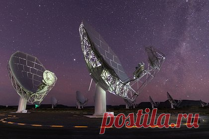 Астрономы обнаружили 49 галактик за три часа. Международная группа астрономов обнаружила 49 богатых атомарным водородом галактик. Открытие было совершено в результате трехчасовых наблюдений, проведенных с помощью радиотелескопа MeerKAT в Южной Африке. Показано, что некоторые из них объединены в потенциальную супергруппу.