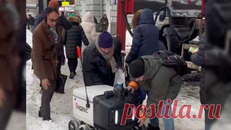 Москвичи спасли трех роботов-доставщиков, застрявших на дороге после масштабного снегопада. Жители столицы спасали роботов-доставщиков от &quot;Яндекса&quot;, застрявших в снегу после &quot;черной метели&quot;. Об этом пишет издание &quot;Подъем&quot;. Судя по кадрам, некоторые прохожие не смогли пройти мимо буксующего в рыхлом ...