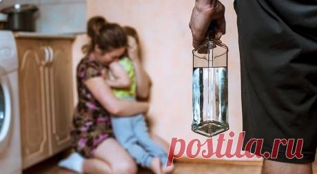 КОГДА СМЕРТЬ ВО БЛАГО
Мать с дочерью сидели тихо на кухне, боясь зашуметь. Ведь их муж и отец спит и так хотелось, чтобы он не проснулся до утра.

Но он проснулся. Ругаясь направился в туалет. Затем появился на кухне. Маленькая Лена шмыгнула под его рукой и убежала в комнату, спрятавшись там за диван.