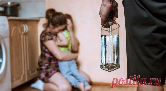 КОГДА СМЕРТЬ ВО БЛАГО
Мать с дочерью сидели тихо на кухне, боясь зашуметь. Ведь их муж и отец спит и так хотелось, чтобы он не проснулся до утра.

Но он проснулся. Ругаясь направился в туалет. Затем появился на кухне. Маленькая Лена шмыгнула под его рукой и убежала в комнату, спрятавшись там за диван.