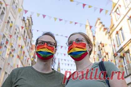 Европейская страна разрешила однополым парам усыновлять детей. Нижняя палата парламента Словении разрешила однополые браки и усыновление ребенка однополыми парами. По данным агентства, за поправки к Семейному кодексу проголосовали 48 членов Государственного собрания. Они предусматривают определение брака как союза двух людей. 29 членов нижней палаты парламента высказались против.