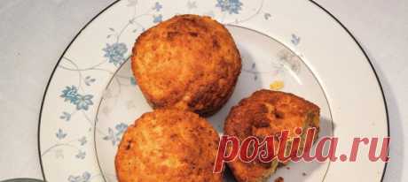 Цитрусовые маффины. Рецепт Слегка обжаренный миндаль растолочь в ступке и смешать с мукой, содой, сахаром и цедрой лимонов и апельсина. Выжать из лишенных цедры цитрусовых сок и взбить его венчиком с молоком, яйцами и растопленным сливочным маслом, после чего влить в миску к муке и перемешать вилкой до получения зернисто-неряшливого теста.