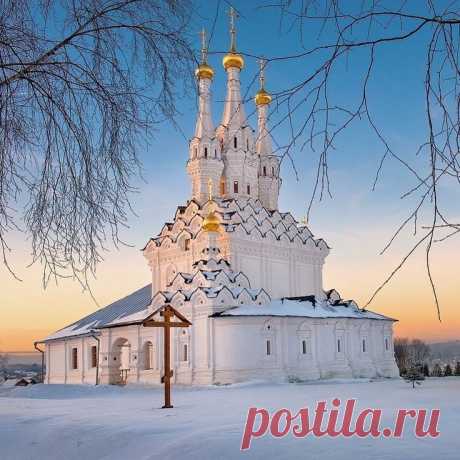Россия, Смоленская область, г. Вязьма,
Одигитриевская церковь зимой