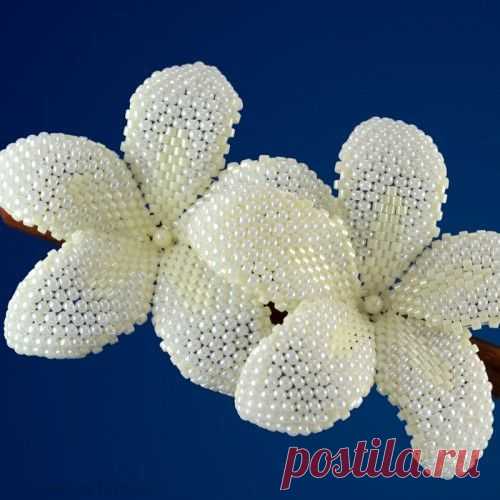 (31) Plumeria flower hair stick - pearly pale ivory - two beaded flowers | Бисерные броши и кулоны