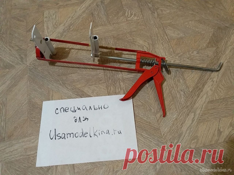 Струбцина из клеевого пистолета самодельная Доброго всем дня, сегодня будем из подручных средств создавать своими руками струбцину. Собственно, такой цели не было, но в процессе изготовления самодельного стола из столешницы при отпиле торца понадобилось две струбцины. Ну никак без них не отпилить край ровно и красиво. Одна струбцина