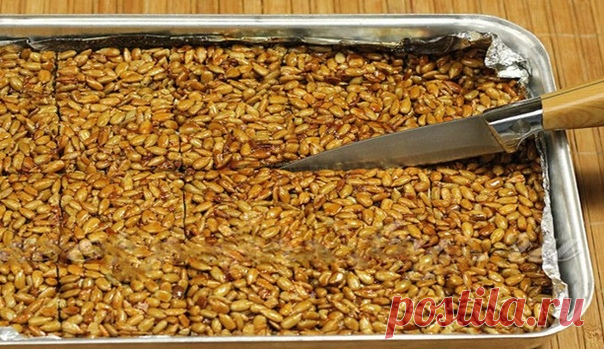 Домашние козинаки - вкусно и просто.

Ингредиенты: 

Семечки чищенные — 250 грамм; 
сахар — 250 грамм; 
вода — 150 грамм; 
5 капель лимонного сока. 
Пошаговый рецепт 

Растворите сахар в 150 граммах воды, добавить лимонный сок или уксус, варите до консинстенции меда. Затем добавьте семечки (лучше немного обжаренные), и варите до загустения. 
Массу, которая получилась выложить на лист эмалированный. или фольгу, смоченную водой. Распределить по всей поверхности. 
Получившийс...