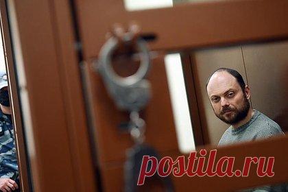 Великобритания ввела санкции против пятерых россиян из-за приговора Кара-Мурзе. Власти Великобритании ввели санкции против пятерых россиян в связи с приговором оппозиционному политику и публицисту Владимиру Кара-Мурзе (признан иноагентом в РФ). Об этом сообщил МИД страны. Под них попала судья Елена Ленская, двое следователей по делу Кара-Мурзы и двое сотрудников ФСБ России.