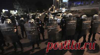 N1: протестующие разбили стёкла в отделении правящей партии Сербии в Белграде. Протестующие разбили стёкла в офисе Сербской прогрессивной партии в Белграде, сообщает телеканал N1. Читать далее