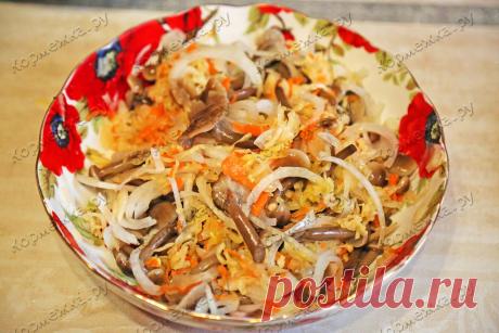 Простой салат из квашеной капусты с грибами