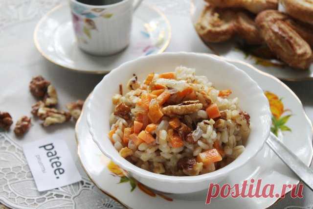 Перловая каша с морковью, луком и орехами Перловая каша с морковью, луком и орехами - отличное начало дня! О пользе перловки можно говорить бесконечно - ведь не даром именно её часто включают в меню спортсменов и военнослужащих. Перловка обеспечивает здоровую работу кишечника, снижает холестерин, облегчает симптомы артрозов, укрепляет костную ткань, помогает работе сердца, повышает иммунитет, полезна при сахарном диабете. Особенно перловку должны есть женщины из-за высоког...