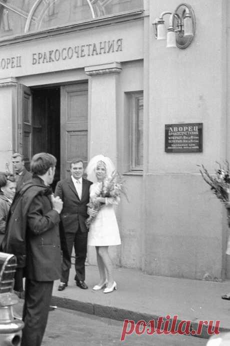 Самым престижным в Москве был первый, так называемый Грибоедовский, дворец – он и сегодня располагается в Малом Харитоньевском переулке в бывшей усадьбе Рериха. Но поскольку в советское время улица носила имя писателя Александра Грибоедова, Дворец приобрел и сохранил такое название. В этом загсе ожидание регистрации часто превышало положенный месяц.