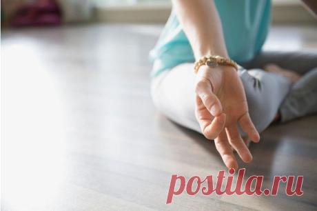 Инсайт-медитация: упражнение на осознанное внимание |
Способность воспринимать и осознавать свои мысли и чувства, а также чувства и мысли других людей – седьмое чувство, необходимое для нашего благополучия, считает нейробиолог и психиатр Дэниел Сигел. Тому, как развить это чувство, Сигел посвятил целую книгу, из которой мы выбрали одно полезное упражнение.