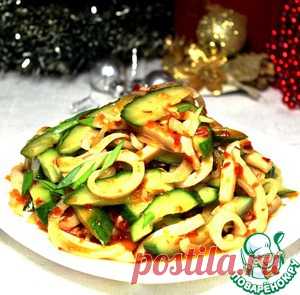 Корейский пряный салат с кальмарами и огурцом.