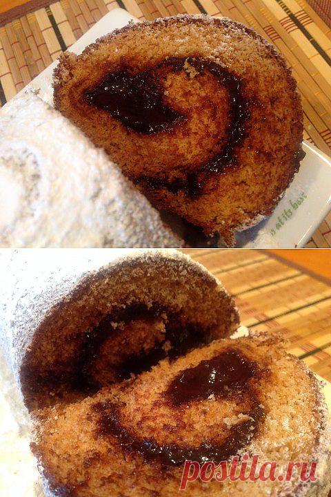 Рулет из медового бисквита со сливово-шоколадной нутеллой домашнего приготовления.