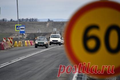 На российской трассе в ДТП с пьяным водителем «КамАЗа» погибли пять человек. На трассе Р-298 Курск — Саратов в Панинском районе под Воронежем в ДТП с пьяным водителем «КамАЗа» погибли пять человек, еще двое пострадали. Об этом сообщается на сайте регионального управления МВД. По данным ведомства, 51-летний водитель «КамАЗа» наехал на стоящий Ford и грузовой автомобиль Volvo.