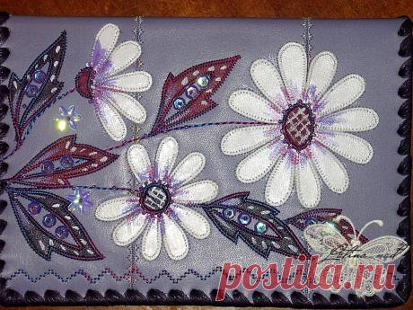 Обложка для книг из натуральной кожи, декор декоративная строчка, аппликация, бисер, пайетки.