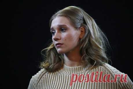 Кристина Асмус пропустила суд по делу о дискредитации армии. Российская актриса Кристина Асмус пропустила суд по делу о дискредитации армии России. Артистка не пришла на заседание, однако на нем присутствовал ее адвокат Владимир Ляховский. Он отказался давать какие-либо комментарии. Артистке может грозить штраф в размере 50 тысяч рублей в качестве максимального наказания.