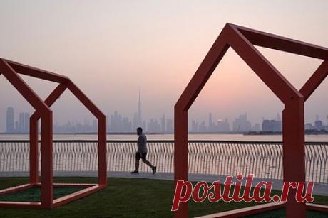 Самый дорогой тур в Дубай обошелся россиянам по цене автомобиля. Россияне потратили на отдых в Дубае два миллиона рублей в октябре, это был наиболее дорогостоящий тур за месяц. Внушительную сумму в миллион рублей заплатили двое туристов за 21 день отеле «пять звезд» в Сингапуре. На третьем месте — поездка россиянина в Лондон за 770 тысяч рублей.