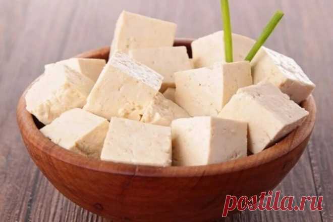 В чём польза сыра тофу

Укрепляет сердечно‑сосудистую систему.

Исследования показывают, что изофлавоны сои снижают уровень «плохого» холестерина — липопротеинов низкой плотности, которые оседают на стенках сосудов и ухудшают кровоток.

Если вы едите тофу, у вас меньше риск заболеть атеросклерозом и гипертонией.

Помогает снизить вес
В 100 граммах соевого сыра содержится всего 76 калорий.

Вместе с тем это сытный продукт: за счёт белка и клетчатки тофу надолго снижает аппе...