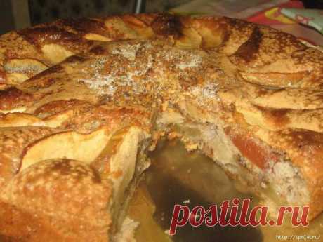 Яблочная шарлотка с орехами