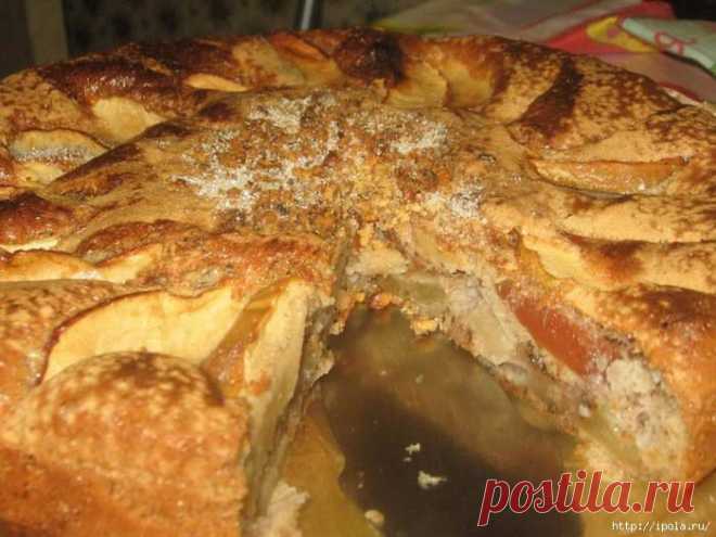 Яблочная шарлотка с орехами
