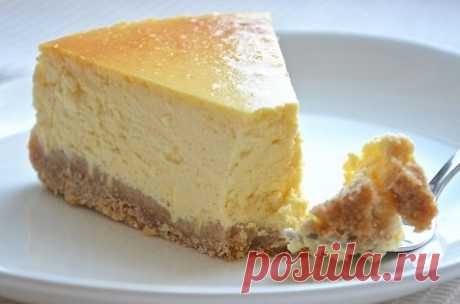 Диетический лимонный чизкейк 
на 100грамм - 113.45 ккалБ/Ж/У - 12.38/2.9/9.89 

Ингредиенты: 
Корж: 
Овсяные хлопья - 100 г 
Яйцо - 2 шт 
Разрыхлитель - 2 г 
Подсластитель - по вкусу 

Творожный слой: 
Творог нежирный мягкий- 500 г 
Натуральный йогурт - 300 г 
Цедра - 1 шт 
Сок лимона - 1шт 
Желатин 20 г 
Вода - 70 мл 
Подсластитель по вкусу 

Приготовление: 
Смешать все ингредиенты для коржа. Тщательно перемешать и выпекать в разъемной форме (дно которой застелить пергаме...