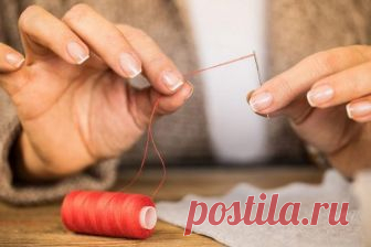 Как быстро продеть нитку в иголку? Каждой из нас приходилось пришивать пуговицу, зашивать дырку или любой другой дефект на одежде или постельном белье. Хорошо, если с первого раза нить вошла в ушко иглы. Но если она не очень гладкая ил...