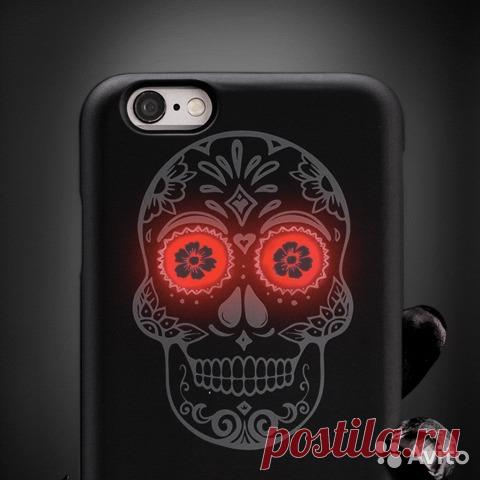 Cult - Чехол для iPhone 6 /6S с горящими глазами СВЕТОВОЕ ОПОВЕЩЕНИЕ: Cтилизованный череп, на чёрно матовой поверхности чехла. Красные светящиеся глаза сообщат вам о входящих звонках и сообщениях. Исключительное качество, приятное на ощупь покрытие сделают вас обладателем уникального аксессуара. КАК Э...