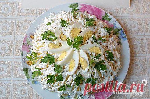 Слоеный салат с куриной печенью 
http://povar.ru/recipes/sloenyi_salat_s_kurinoi_pecheniu-5217.html

Слоеный салат с куриной печенью - пошаговый кулинарный рецепт на Повар.ру
Рецепт приготовления слоеного салата с печенью. Очень простой, но зато очень вкусный слоеный салат с печенью.