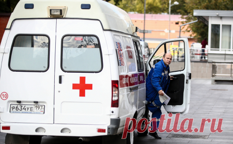 В Москве фигурант дела о мошенничестве выпал с 4 этажа здания МВД. Мужчина, который проходит по делу о мошенничестве (ст. 159.4 УК РФ), выпал из окна своей квартиры в доме на Ильинском бульваре. По данным РЕН ТВ, он получил тяжелые травмы и был госпитализирован. По некоторым данным, мужчина упал с четвертого этажа. Подробности произошедшего выясняются. Ранее сообщалось, что в Москве на складе детского питания в одном из зданий МВД обнаружили тайник с партией просроченных продуктов. Там находил…