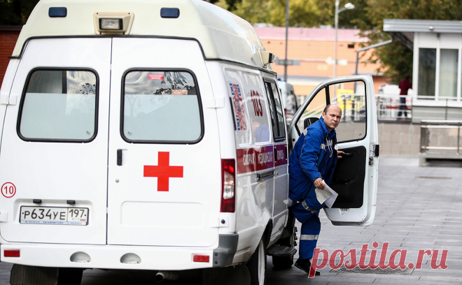 В Москве фигурант дела о мошенничестве выпал с 4 этажа здания МВД. Мужчина, который проходит по делу о мошенничестве (ст. 159.4 УК РФ), выпал из окна своей квартиры в доме на Ильинском бульваре. По данным РЕН ТВ, он получил тяжелые травмы и был госпитализирован. По некоторым данным, мужчина упал с четвертого этажа. Подробности произошедшего выясняются. Ранее сообщалось, что в Москве на складе детского питания в одном из зданий МВД обнаружили тайник с партией просроченных продуктов. Там находил…