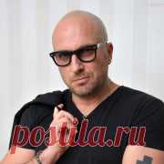 Дмитрий Нагиев, О женщинах Женщины постоянно жалуются, что мужиков вокруг нет. Женщин не жалко, ибо воспитывают своих сыновей, как девочек. Сюсюкают с ними до самой школы, впадают в истерику от любого падения и синяка или (боже упаси, Кирюшенька немедленно слезь!) попытку забраться на шведскую стенку выше третьей ступеньки, надевают на них штанишки-шортики до пяти лет и кормят с ложечки.